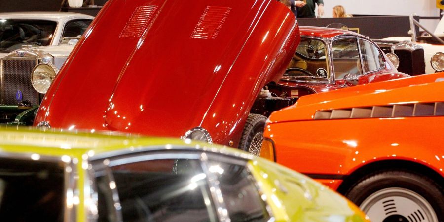 Ein Jaguar E-Type und andere Oldtimer auf der Oldtimermesse Techno-Classica in Essen.