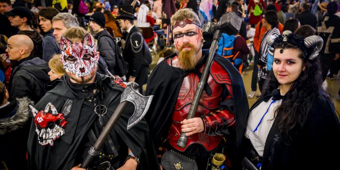 Menschen in Kostümen posieren bei der 17. Ausgabe des Polymanga-Festivals am Freitag, den 7. April 2023 in Montreux. Polymanga