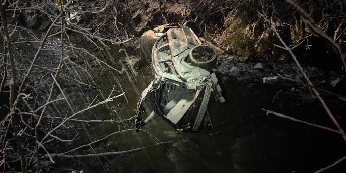Willerzell SZ: Auto landet in Bachbett. Willerzell SZ Unfall