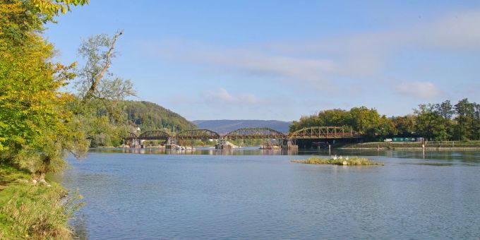 Blick zur Aarebrücke am Klingnauer Stausee. Blick zur Aarebrücke am Klingnauer Stausee.