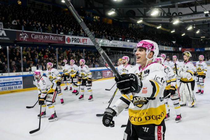 Die Spieler von Ajoie jubeln. Nationale League Ajoie