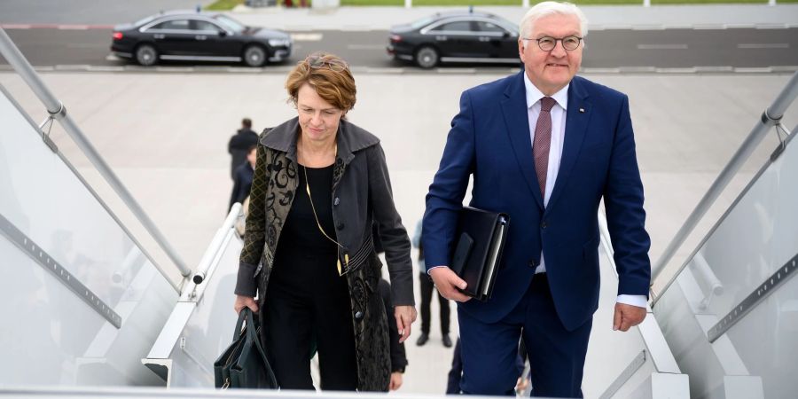 Bundespräsident Frank-Walter Steinmeier und seine Frau Elke Büdenbender auf dem militärischen Teil des Flughafens Berlin Brandenburg (Archivbild).