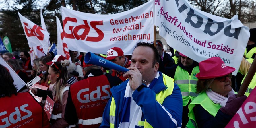 Mitglieder verschiedener Berufsgruppen bei einer Protestaktion der Dienstleistungsgewerkschaft Verdi in Berlin.