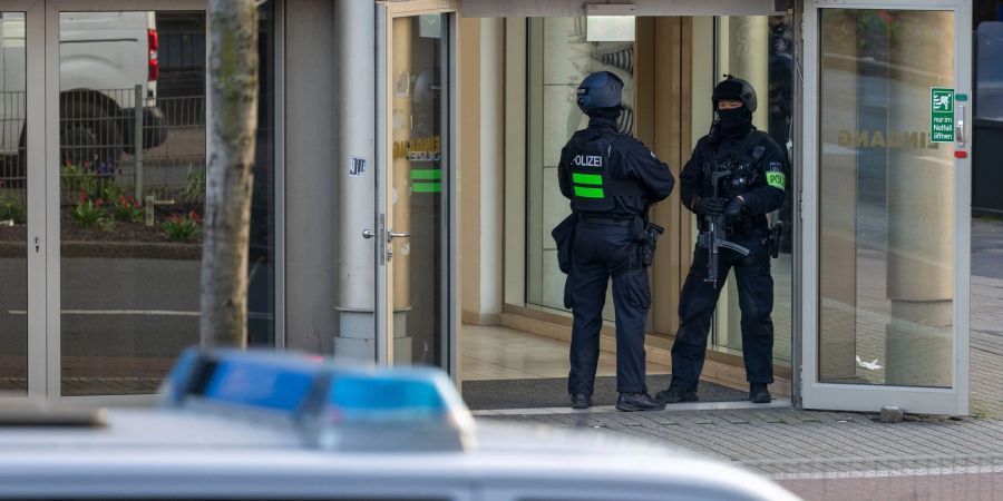 Polizisten im Einsatz: Bei einer Attacke in einem Duisburger Fitnessstudio sind am Dienstagabend mehrere Personen schwer verletzt worden.