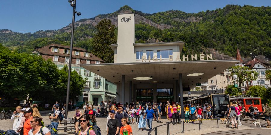 Die Haltestelle der Rigi Bahnen ab Vitznau. - Luzern