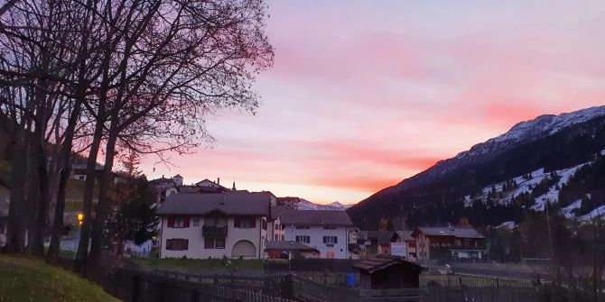 Die ersten Strahlen der Morgensonne in Splügen.