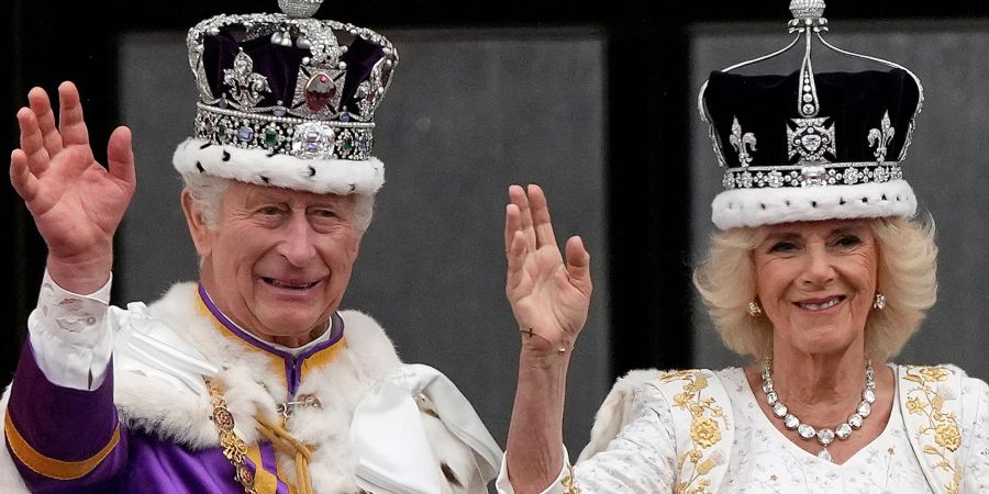 Nach der Krönungszeremonie: Charles und Camilla winken der Menge vom Balkon des Buckingham Palace zu.