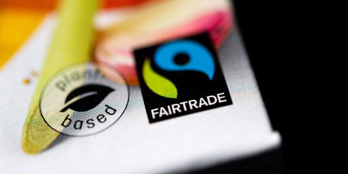 Das Fair-Trade-Siegel auf einer Lebensmittelverpackung. Das Fair-Trade-Siegel auf einer Lebensmittelverpackung.
