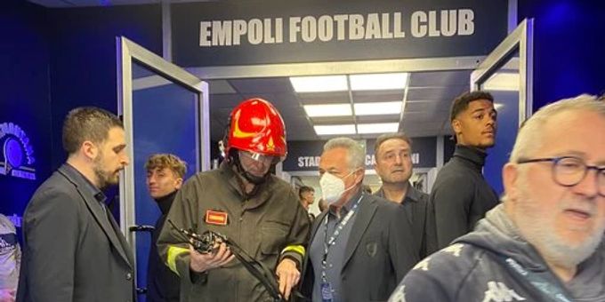 Spieler und Betreuer des FC Empoli mussten vor dem Spiel gegen US Lecce evakuiert werden. fc empoli