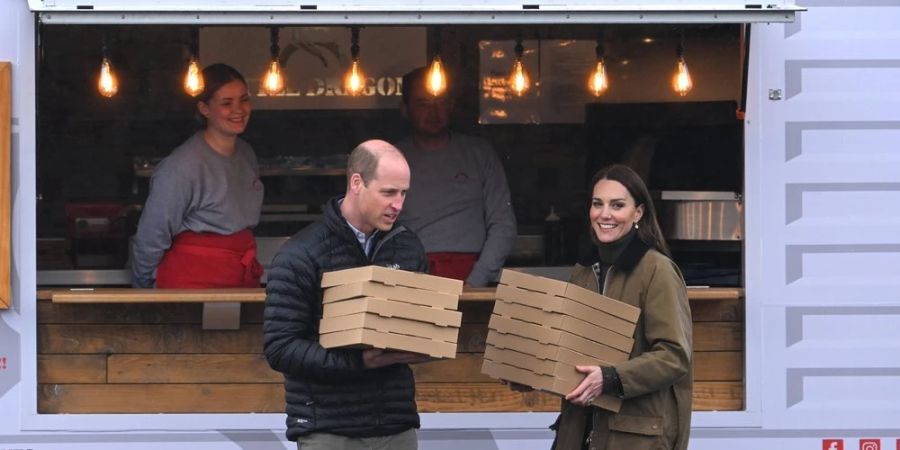 Guten Appetit: Prinz William und Prinzessin Kate verteilen in Wales Pizza.