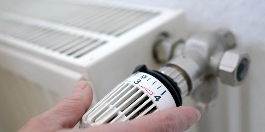 Eine Frau dreht an einem Heizungsthermostat. Die Modernisierungsumlage könnte für viele Mieter höhere Kosten bedeuten.