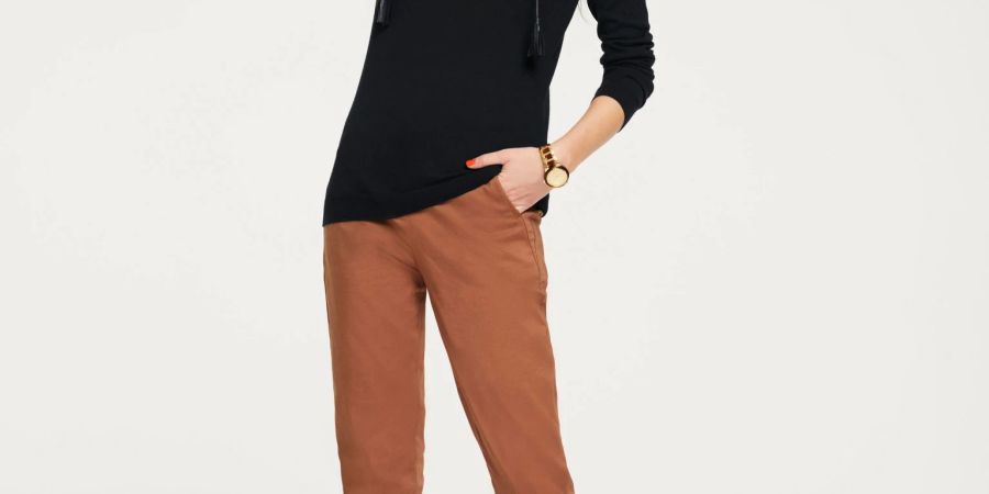 Nicht nur auf schwarze Hosen setzen: Braune Stücke lockern den Look auf, wie in diesem Beispiel von Heine (Hose ca. 50 Euro, Oberteil ca. 23 Euro).