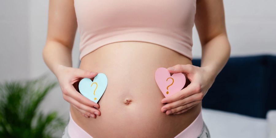 Junge oder Mädchen? Am Schwangerschaftsglow lässt sich das Geschlecht Ihres Babys leider nicht erkennen.