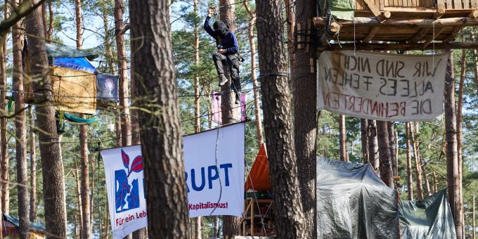 Das Protestcamp darf laut Gericht zunächst bleiben. Dagegen hat die Brandenburger Polizei Beschwerde eingereicht. Protestcamp