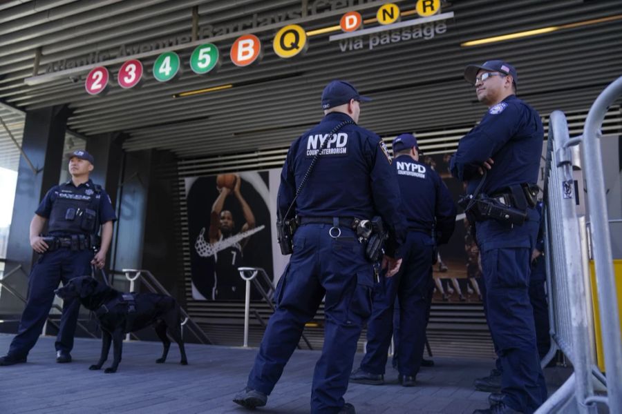 Die Polizei sucht mit Hochdruck nach dem Täter.