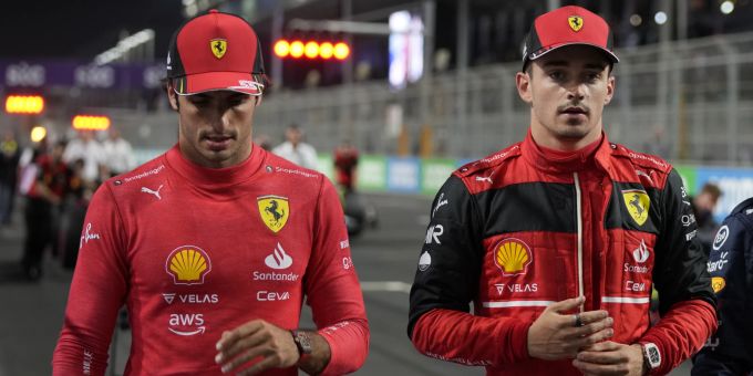Carlos Sainz (li.) kann bei Ferrari in dieser Saison noch nicht mit Charles Leclerc mithalten. Ferrari Sainz Leclerc