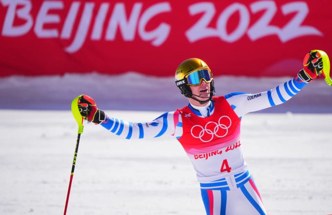 Clement Noel jubelt nach der Zieldurchfahrt im Slalom bei Olympia 2022. Clement Noel Olympia 2022
