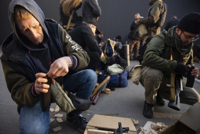 Ukraine Konflikt: Freiwillige der Territorial-Verteidigung werden in Kiew ausgerüstet. Ukraine Konflikt