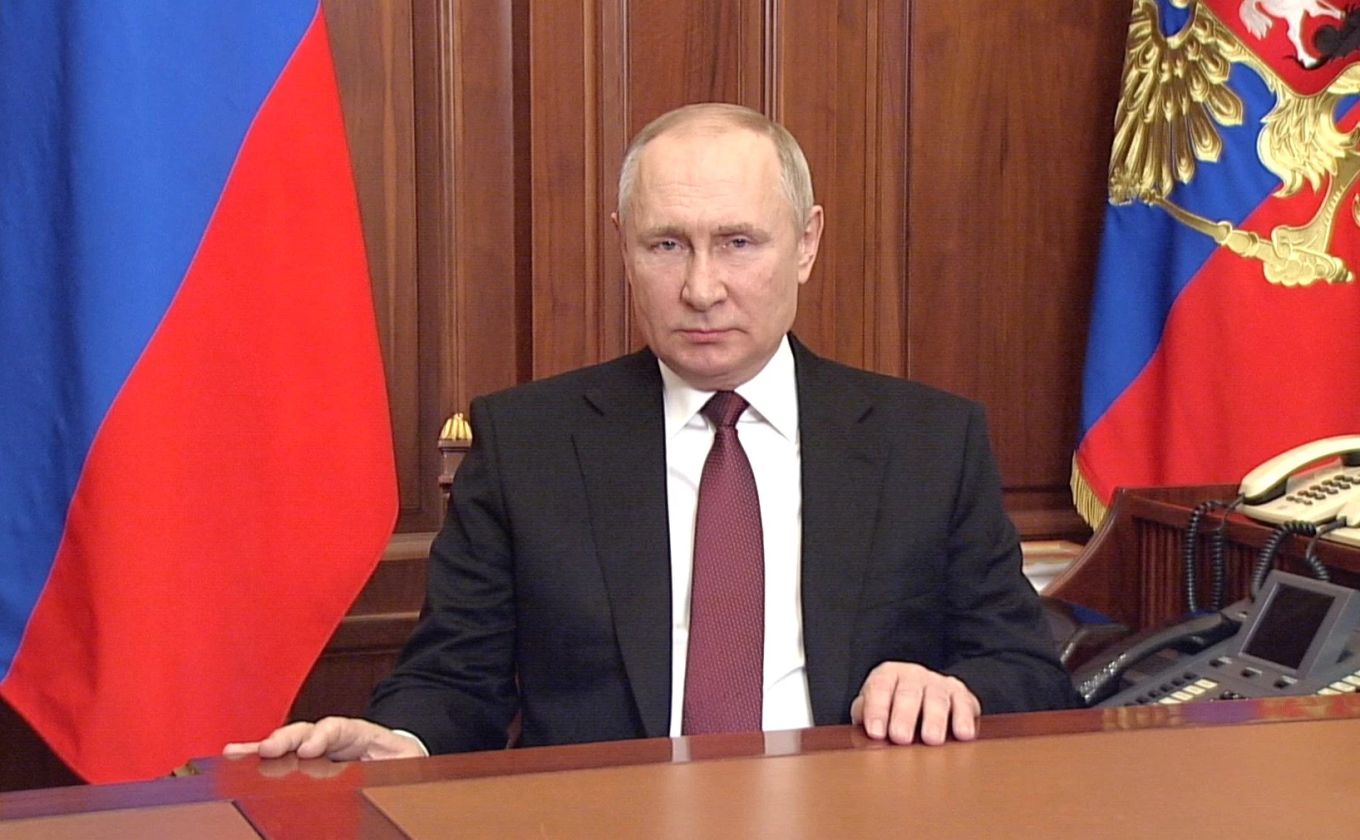 Wladimir Putin erklärt in einer Rede der Ukraine den Krieg