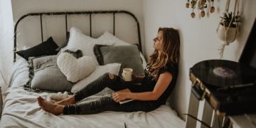 Frau auf Sofa