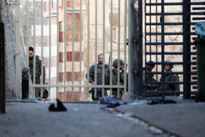 Israelische Soldaten sichern das Gebiet in Hebron, wo die Messerattacke stattgefunden hat. Israel