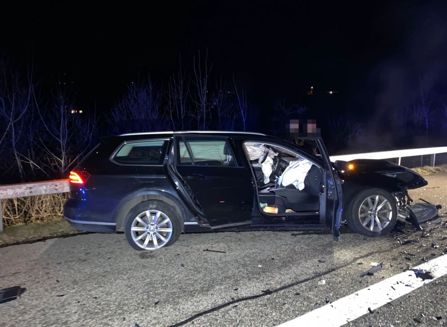 Der entgegenkommende Autofahrer wurde leicht verletzt und mt der Ambulanz ins Spital gebracht.