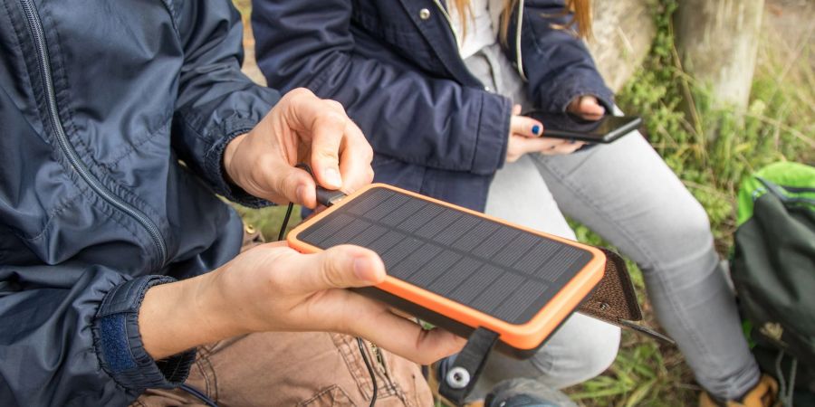 Strom auch ohne Netz: Powerbanks mit Solarpanel laden sich selbst wieder auf. Ohne strahlenden Sonnenschein kann das aber dauern.