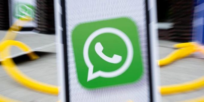 Aktivisten demonstrieren gegen WhatsApp-Nutzungsbedingungen (Archivbild). Foto: Daniel Reinhardt/dpa Aktivisten demonstrieren gegen WhatsApp-Nutzungsbedingungen (Archivbild). Foto: Daniel Reinhardt/dpa