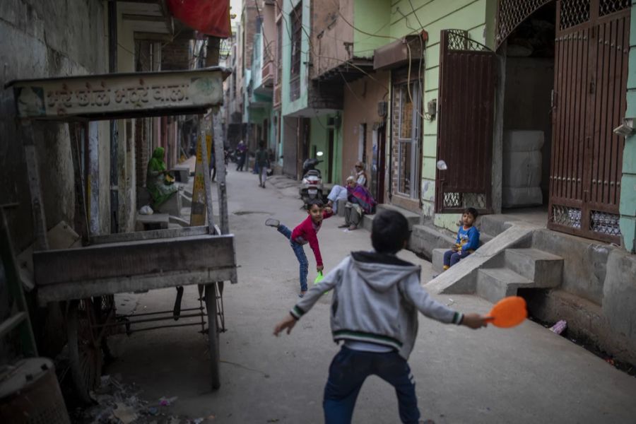 Kinder spielen in den Strassen von Neu Delhi.