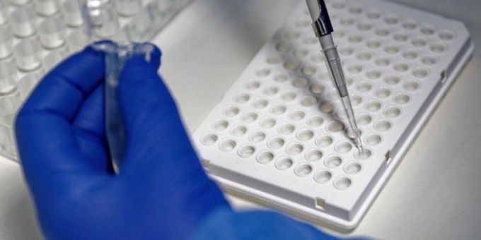 Nach ersten Erkenntnissen ist die Omikron-Variante BA.2 noch schneller übertragbar. Laut Robert Koch-Instituts (RKI) hat sie in Deutschland bereits merklich zugelegt. Foto: Henning Kaiser/dpa/Archivbild coronavirus