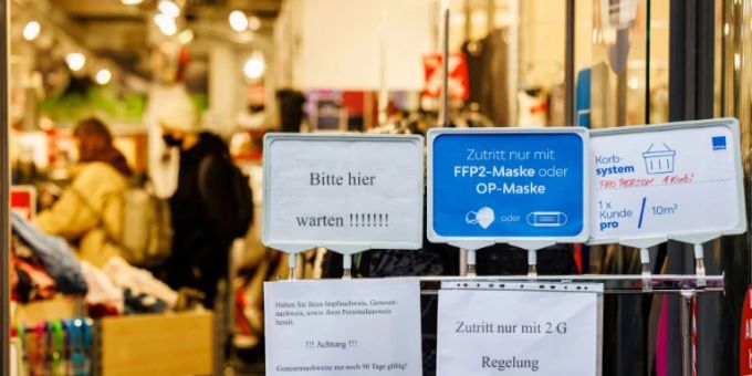 Hinweisschilder an einem Geschäft in Halle Hinweisschilder an einem Geschäft in Halle
