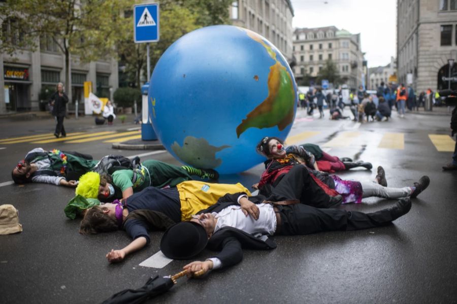 Schon vor, aber auch während der Pandemie gingen immer wieder Menschen auf die Strasse, um für eine schonendere Umweltpolitik zu demonstrieren, wie hier im Oktober 2021 in Zürich.