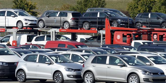 Die Schweiz verzeichnete im April 2025 mit knapp 29'400 neu zugelassenen Fahrzeugen einen Rückgang von 5 Prozent im Vergleich zum Vorjahr. (Symbolbild) Fahrzeuge