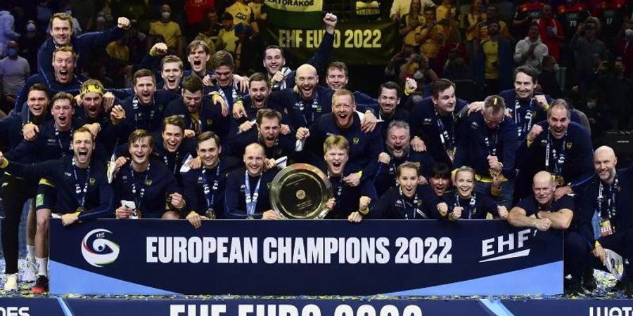 Schwedens Spieler jubeln mit der Trophäe für ein Mannschaftsfoto. Foto: Anna Szilagyi/AP/dpa
