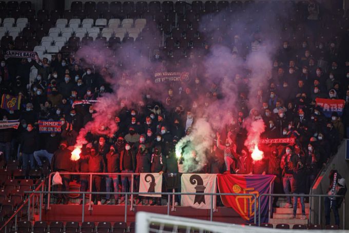 FCB-Fans beim Super-League-Spiel gegen Servette am 12. Dezember 2021. fcb