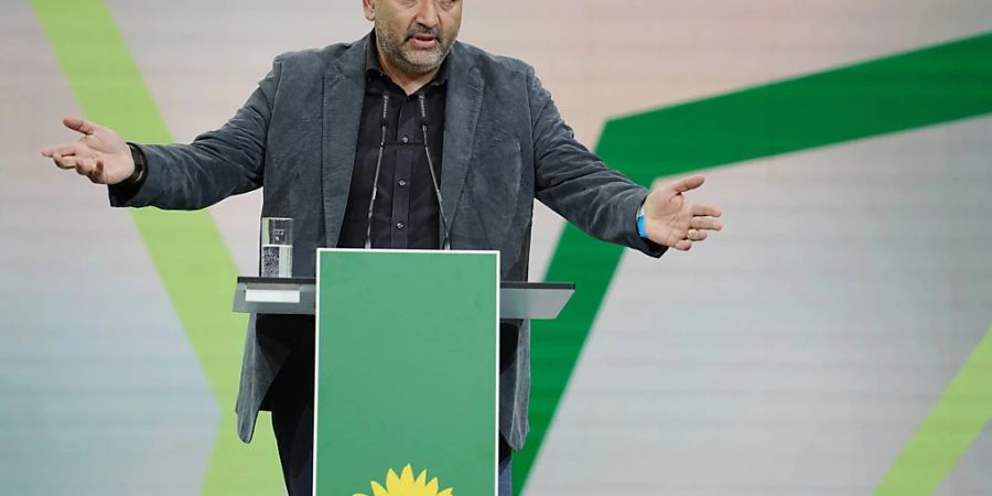 Der deutsche Grünenpolitiker Omid Nouripour spricht beim Bundesparteitag von Bündnis 90/Die Grünen. Die Grünen haben zwei neue Vorsitzende gewählt. Die linke Sozialpolitikerin Ricarda Lang (28) und der Realo-Aussenpolitiker Omid Nouripour (46) wurden am Samstag zum neuen Führungsduo gekürt. Foto: Kay Nietfeld/dpa