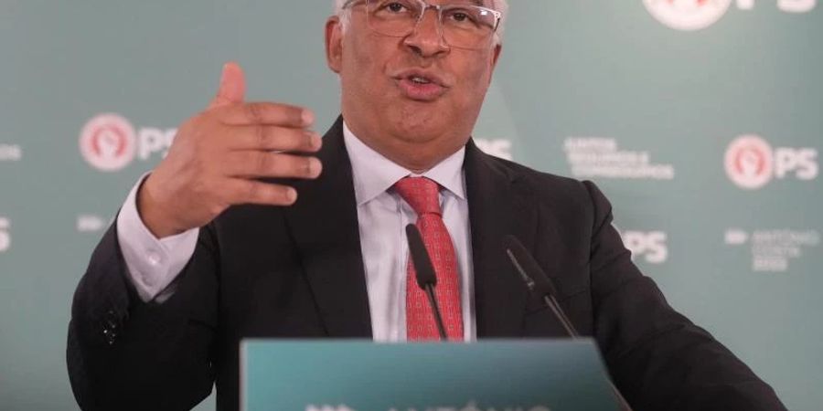 António Costa von der Sozialistischen Partei in Portugal spricht zu seinen Anhängern nach Bekanntgabe der Wahlergebnisse. Foto: Armando Franca/AP/dpa