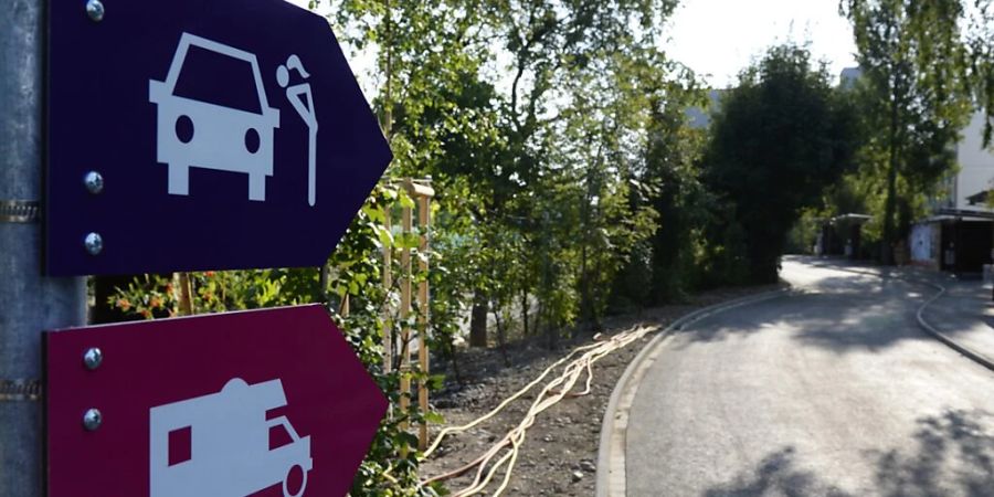 Auf dem Strichplatz in Zürich-Altstetten fuhr ein junger Lenker vor zwei Jahren eine Polizistin an und schleifte sie 16 Meter weit mit. Sie leidet heute noch unter den Folgen. (Symbolbild)