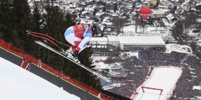 Beat Feuz fliegt die legendäre Streif hinunter. Beat Feuz Streif