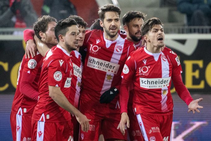 Spieler des FC Thun Berner Oberland feiern einen Treffer. fc thun
