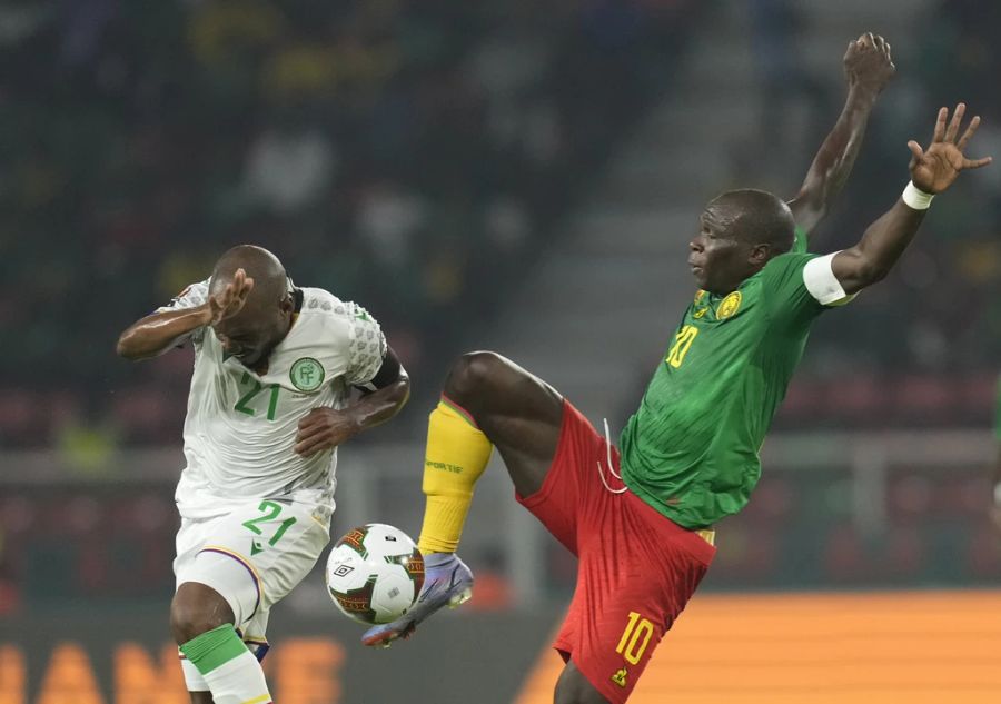 Kamerun setzt sich am Afrika-Cup gegen die Komoren durch. Vor dem Spiel ist es aber zu unschönen Szenen gekommen.