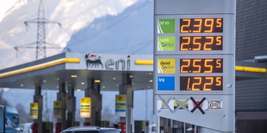 An vielen Tankstellen kostet ein Liter Benzin oder Diesel weit mehr als 2 Franken. Grund dafür ist der Ukraine-Krieg.