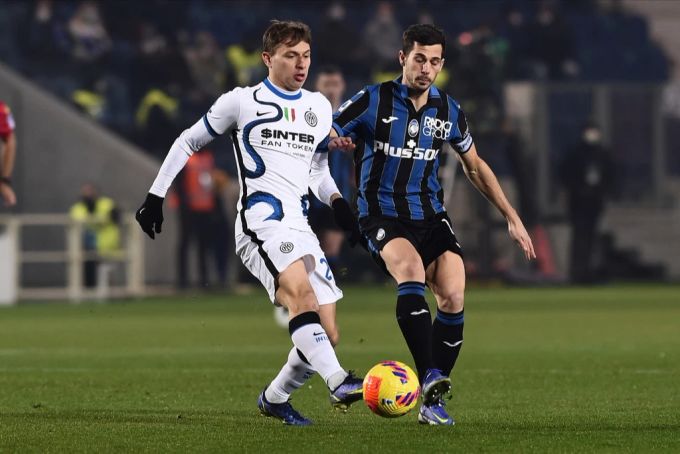 Remo Freuler im Duell mit Nicolo Barella. Serie A