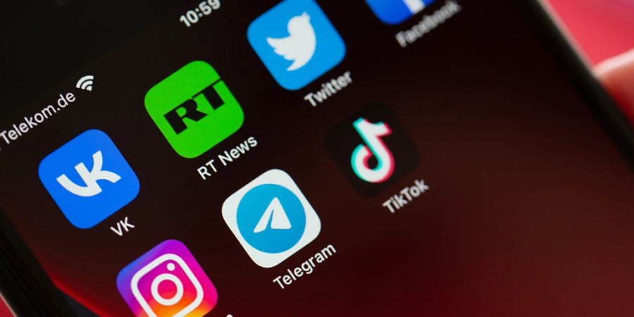 ILLUSTRATION - Auf dem Bildschirm eines Smartphones sind die Logos der Apps VKontakte (oben l-r), Twitter, RT News, Facebook, Instagram (unten l-r), Telegram und TikTok zu sehen. Foto: Fernando Gutierrez-Juarez/dpa-Zentralbild/dpa