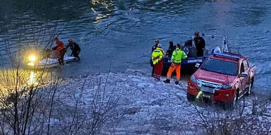 Beim Sturz eines Autos in die Salzach in Österreich sind drei Menschen ums Leben gekommen. Foto: Fmt-Pictures/APA/dpa