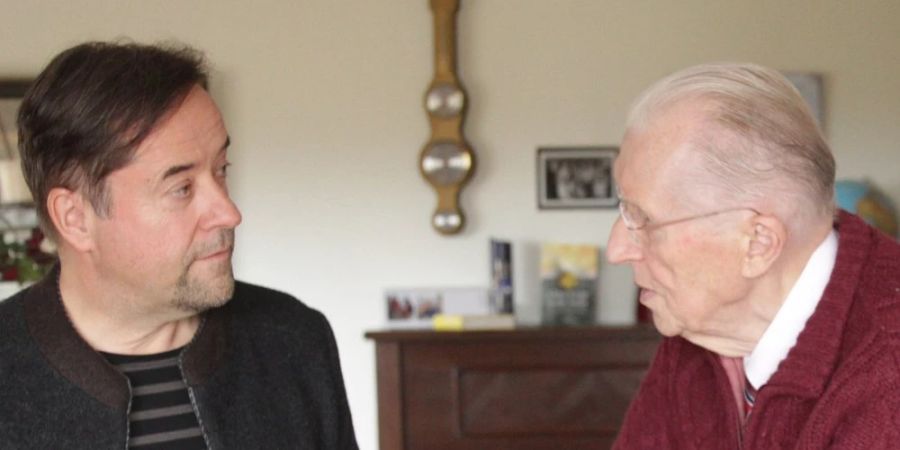 Jan Josef Liefers (l.) mit Pastor Uwe Holmer.