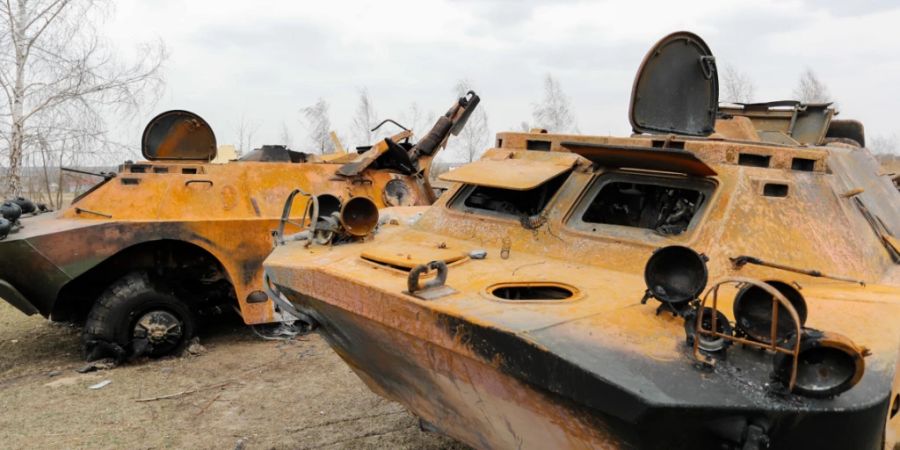 Nach Verlusten, wie zerstörten Panzern, gruppieren sich die russischen Truppen, ukrainischen Angaben zufolge, um. Foto: Daniel Ceng Shou-Yi/ZUMA Press Wire/dpa