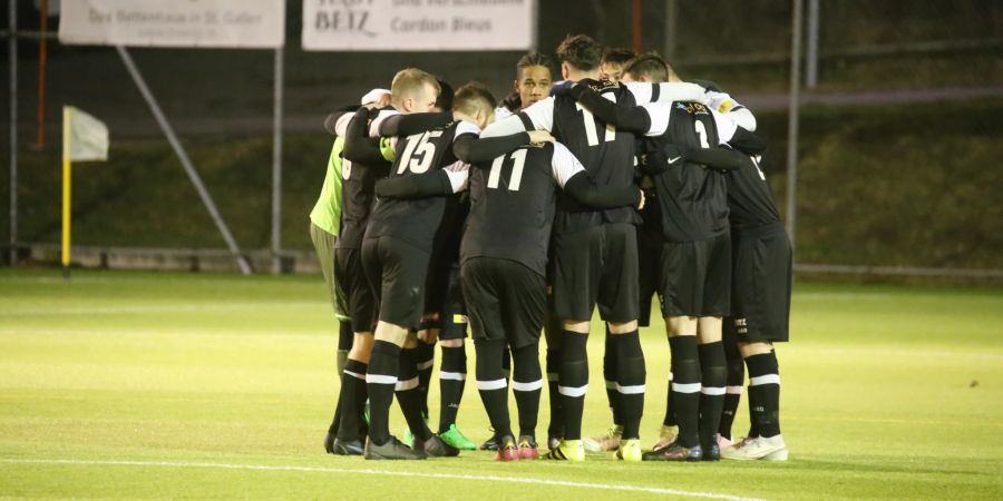 FC Herisau: Die 1. Mannschaft bespricht sich vor dem Spiel. - Herisau