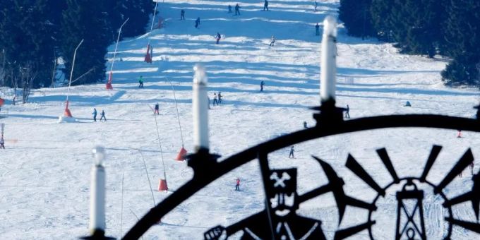 Wintersportler auf dem Fichtelberg. Foto: Sebastian Willnow/dpa-Zentralbild/dpa Wintersportler auf dem Fichtelberg. Foto: Sebastian Willnow/dpa-Zentralbild/dpa