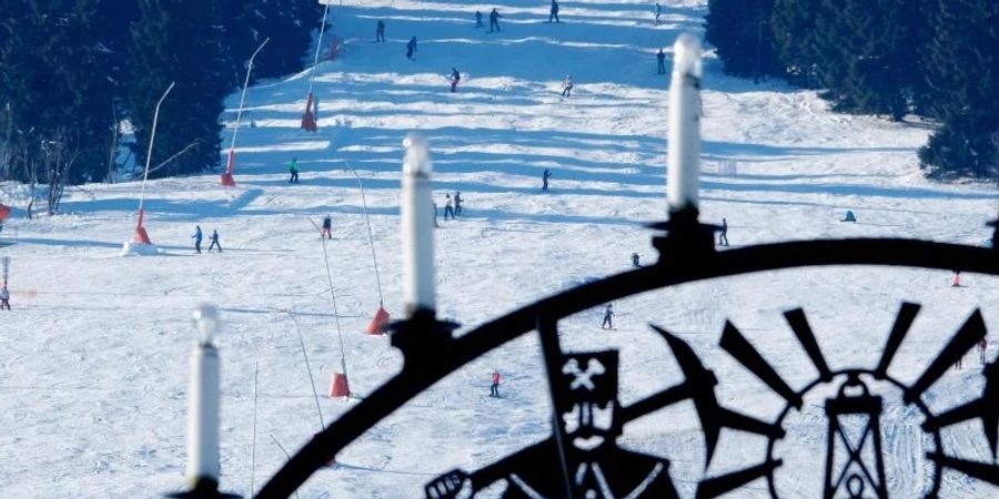 Wintersportler auf dem Fichtelberg. Foto: Sebastian Willnow/dpa-Zentralbild/dpa